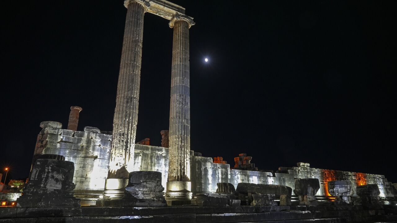 Apollon Tapınağı Geceleri Büyülüyor 3