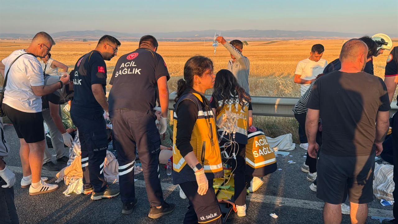 İstanbul Kuşadası Seferinde Feci Kaza 31 Yaralı2