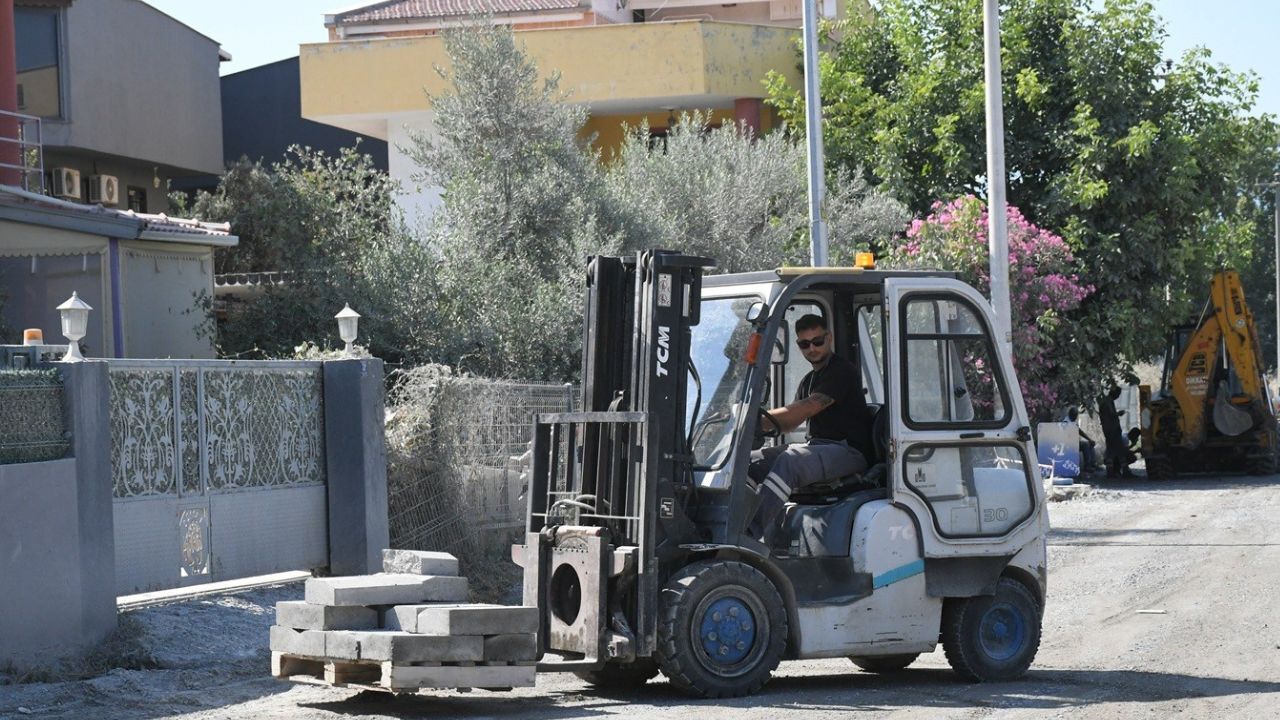 Kuşadası'nda Asfalt Mesaisi Başladı! O Sokak Baştan Sona Değişecek3