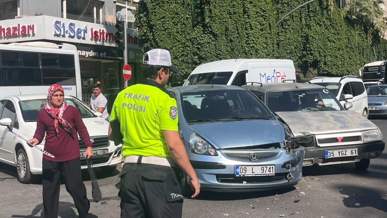 Aydın’da Zincirleme Kaza! Üç Araç Birbirine Girdi2