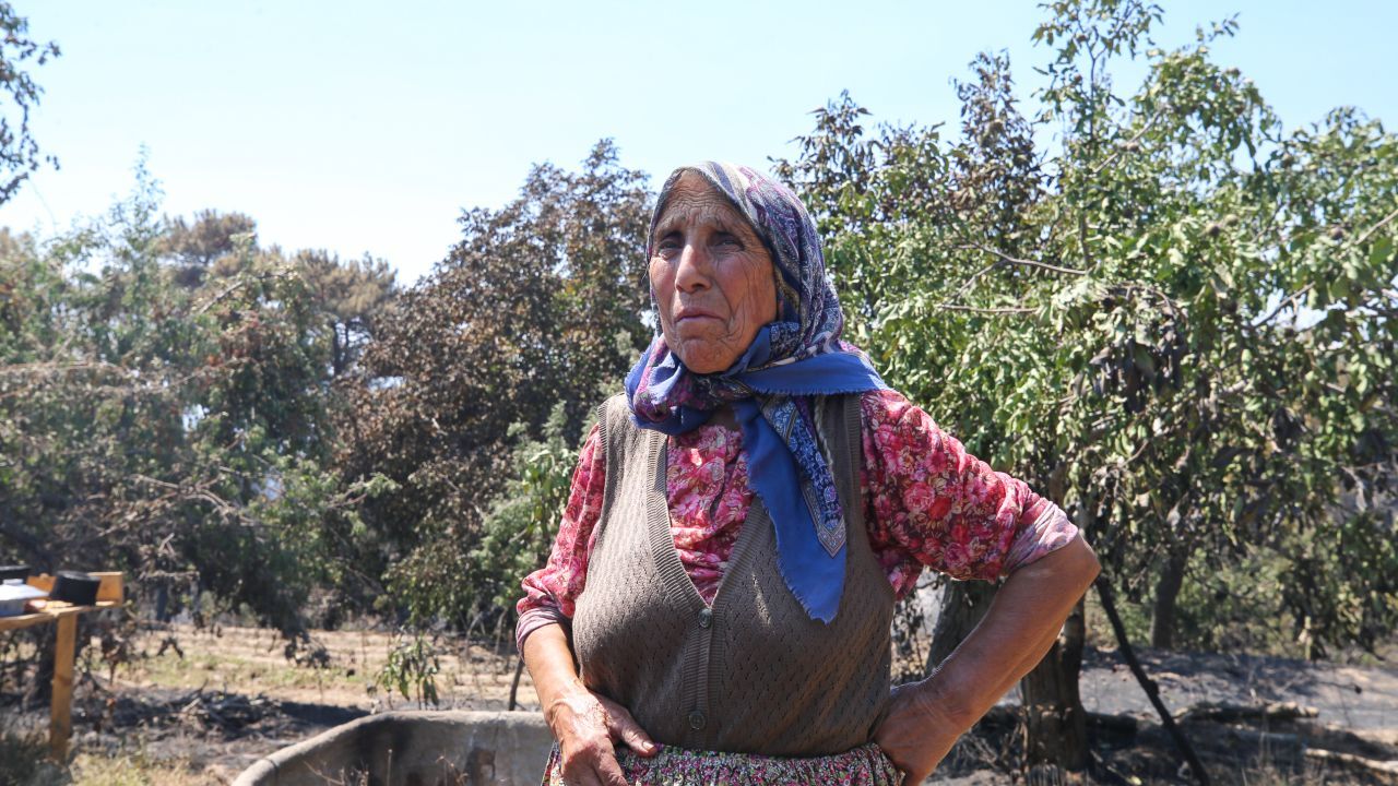 Çine’de Yangın Sonrası Yürek Yakan Bekleyiş! Yaşlı Kadının Tek Umudu “Kara” 2