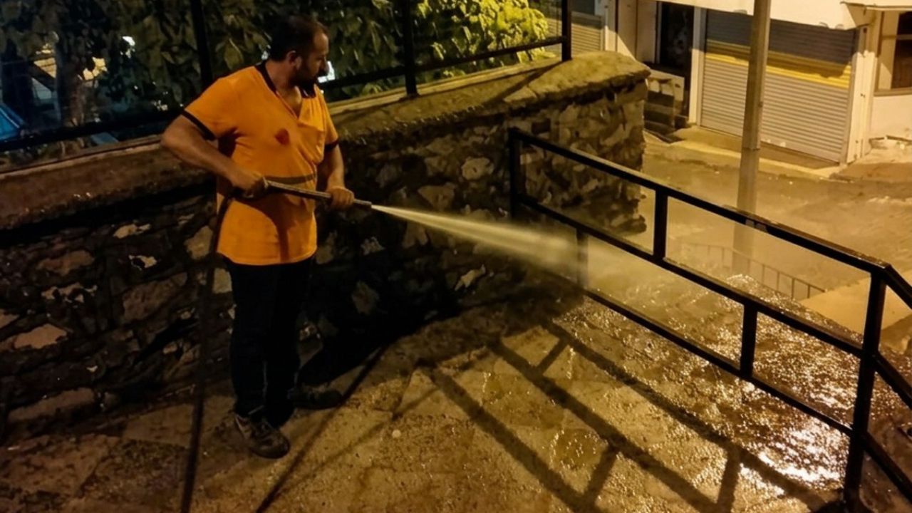 Efeler’de Temizlik Seferberliği Ekipler Gece Gündüz Sahada 2