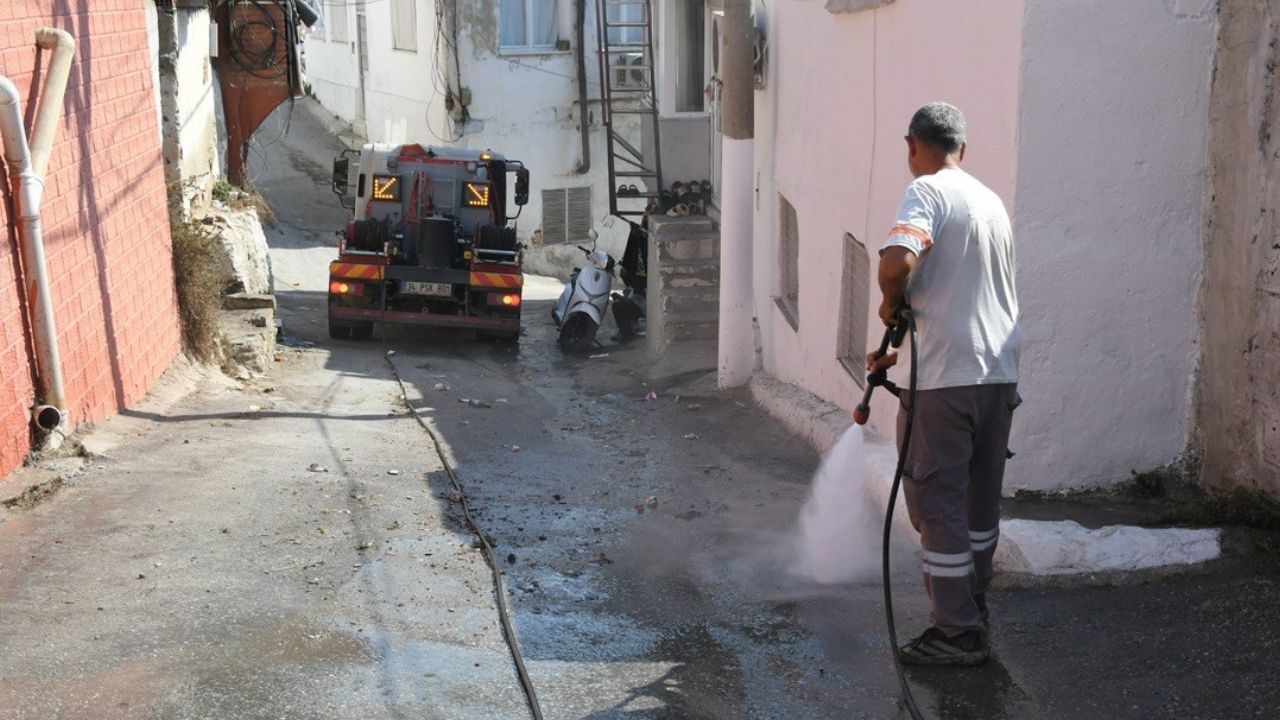 Kuşadası’nda Kötü Kokuya Geçit Yok! Konteynerler Tek Tek Dezenfekte Edildi3