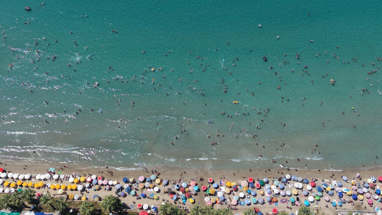 Kuşadası'nda Sahiller Doldu Taştı1