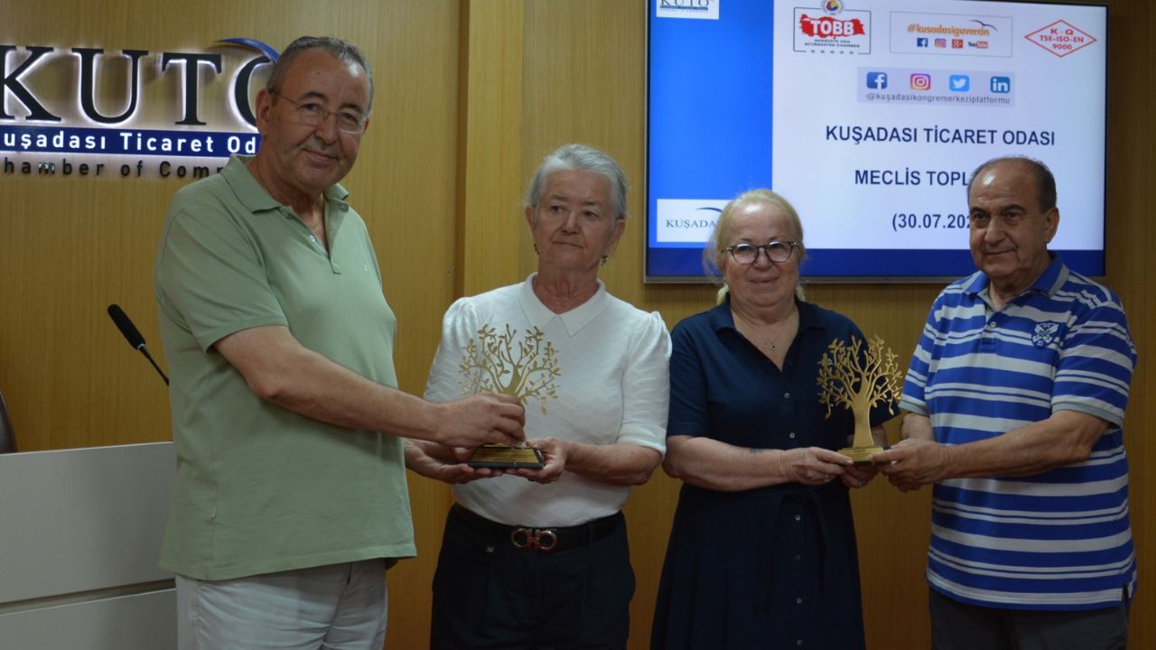 Kuşadası'nın Gururu Oldular! Başarıları Plaketle Taçlandırıldı01