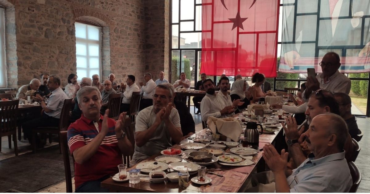 Nazilli'de yılın ahisi seçildi: 51 yıllık berbere şed kuşatıldı