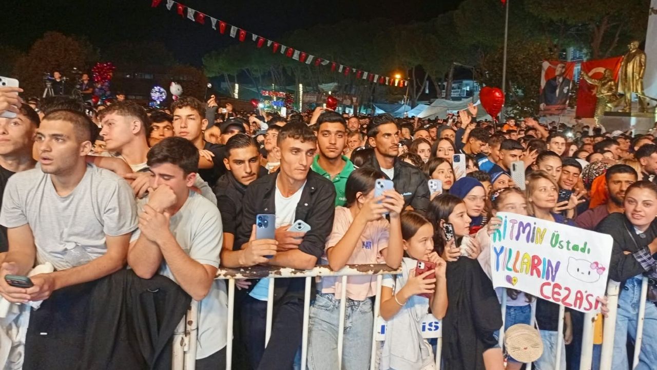 Germencik’te Unutulmaz Gece! Ceza Hayranlarıyla Buluştu1