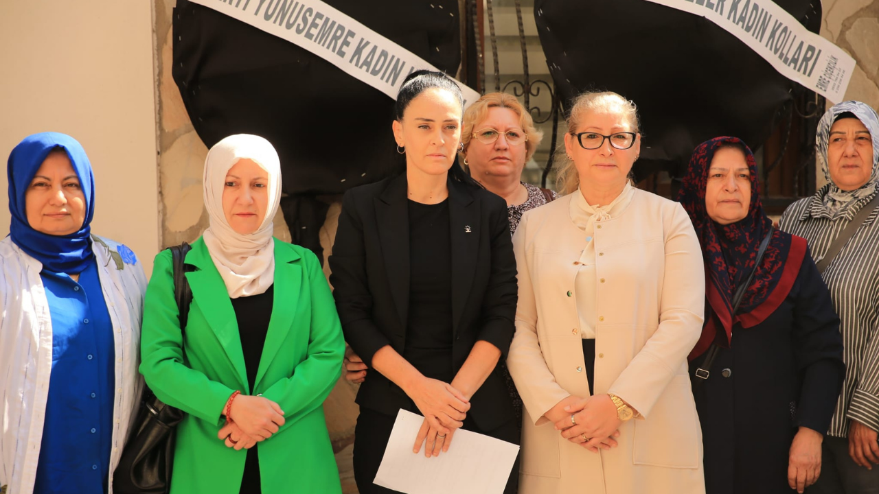 AK Parti'li kadınlardan muhtarlığa siyah çelenk
