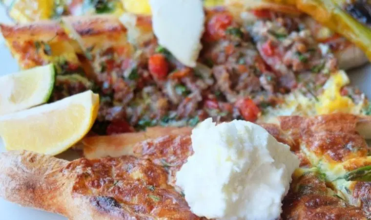 Aydın'da Bozdoğan pidesini yiyen tadına doyamıyor! Manda kaymağı ile yapılıyor
