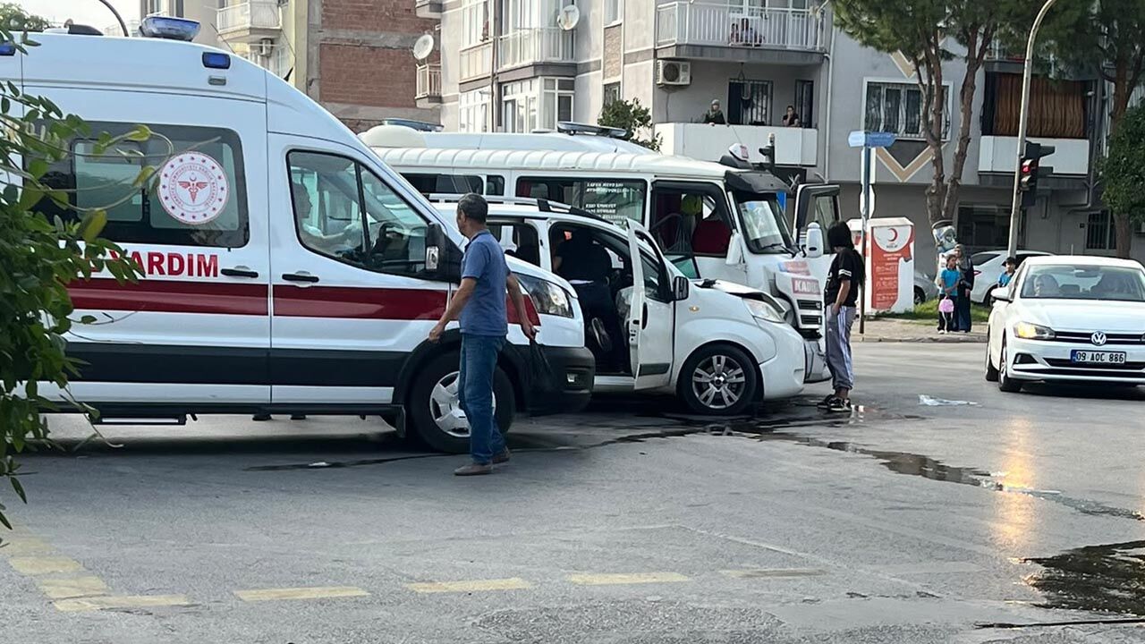 Aydın’da minibüs ile ticari araç çarpıştı! 5 yaralı