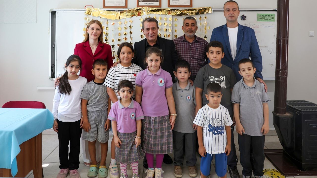 Minik Öğrenciler Sınıfa Girince Başkan Yetişkin’i Karşılarında Buldu 3
