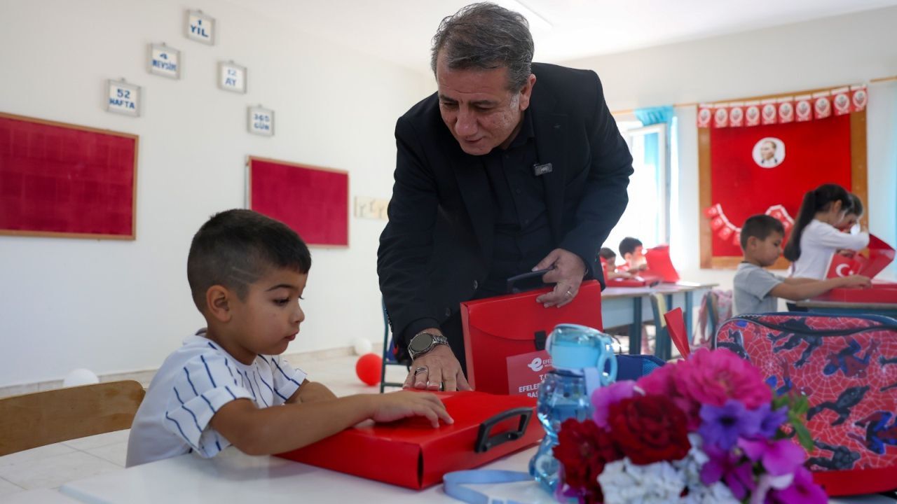 Minik Öğrenciler Sınıfa Girince Başkan Yetişkin’i Karşılarında Buldu 4