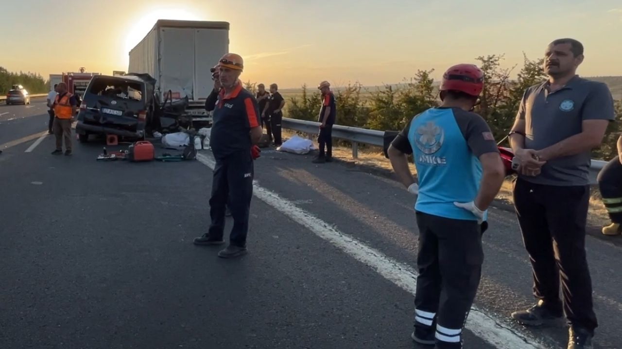 Otoyolda Korkunç Anlar! Minibüs Tıra Ok Gibi Saplandı!1