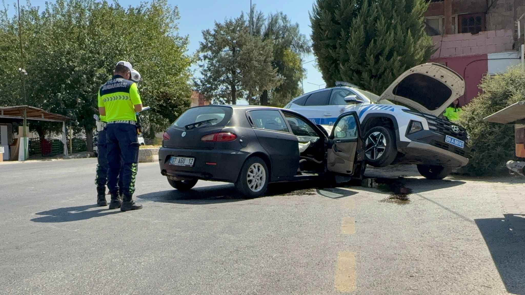 Nazilli’de polis aracıyla otomobil çarpıştı! 2 kişi yaralandı