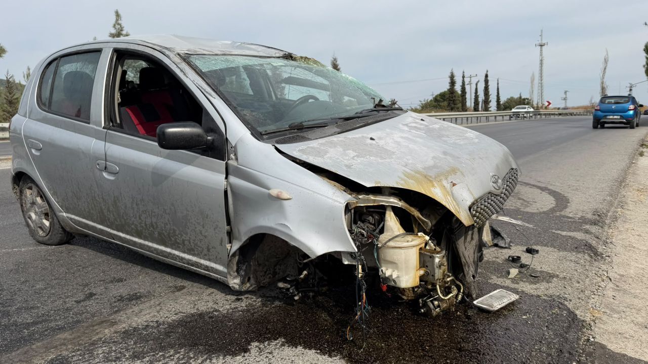 Söke'de Otomobil Istinat Duvarına Çarpıp Devrildi1