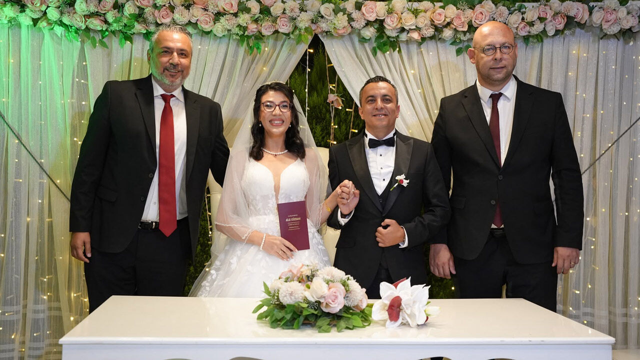 Deni̇z Karadeni̇z Dünya Evi̇ne Gi̇rdi̇ Aydinli Hakem