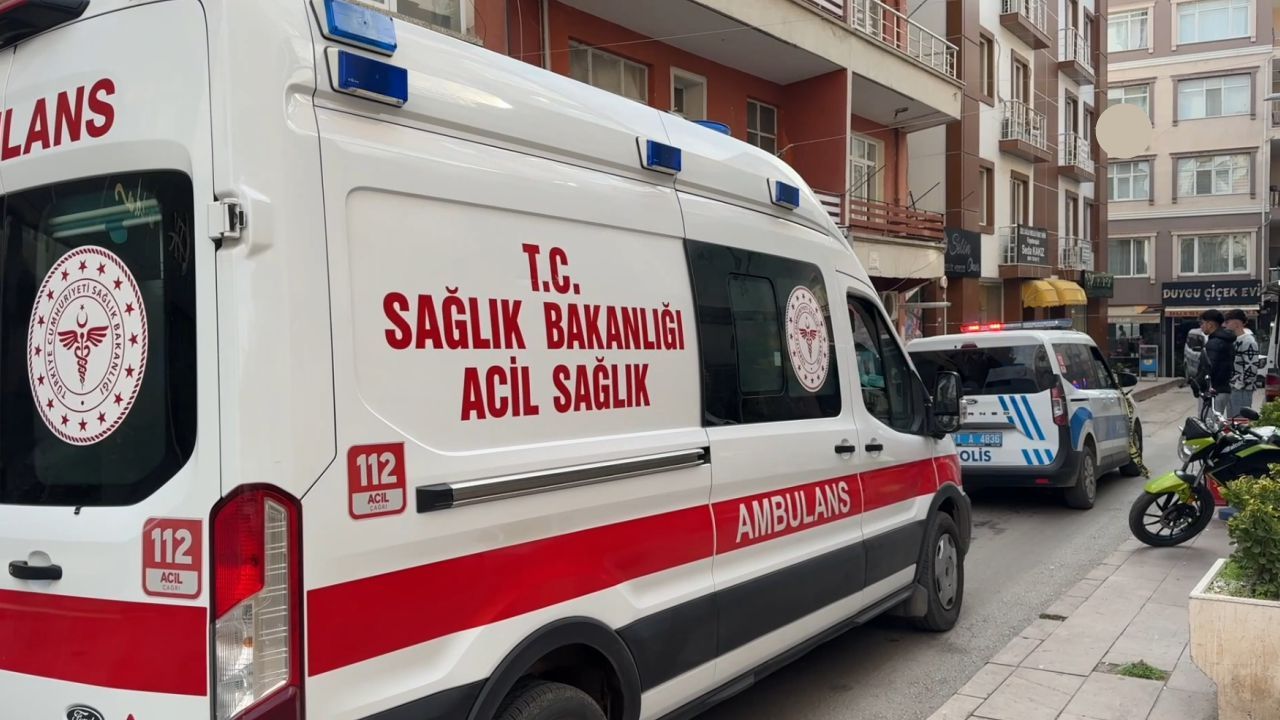 Dernek girişinde ölü bulundu