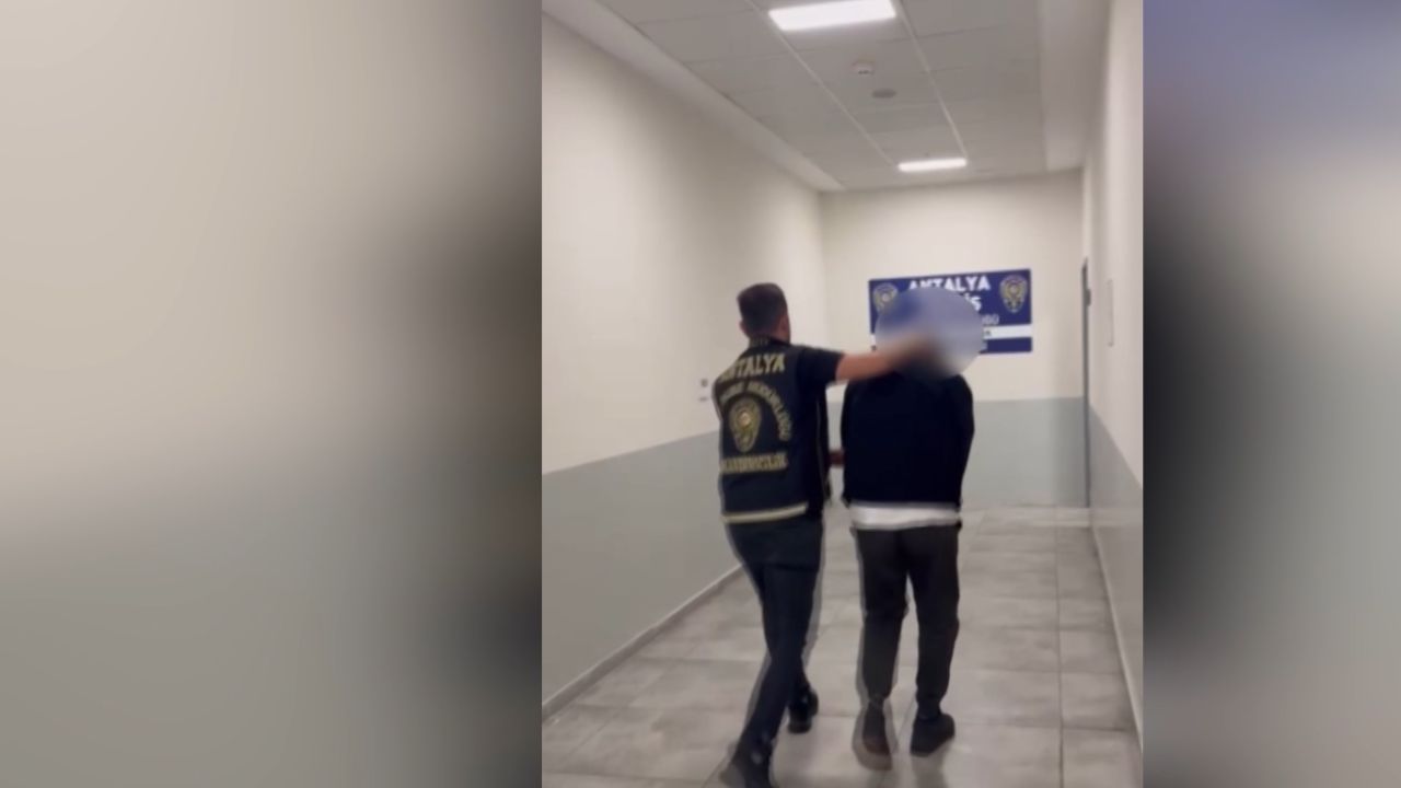 Eldivenlerini Taktı, Evde Arama Yaptı! Asıl Amacı Bakın Neymiş!