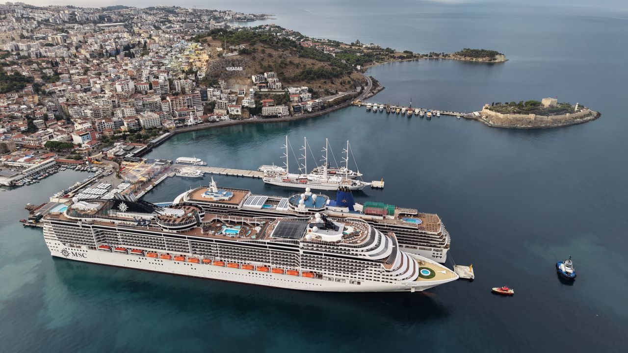 Kuşadası’na turist akını! 4 gemiyle 6 bin kişi geldi