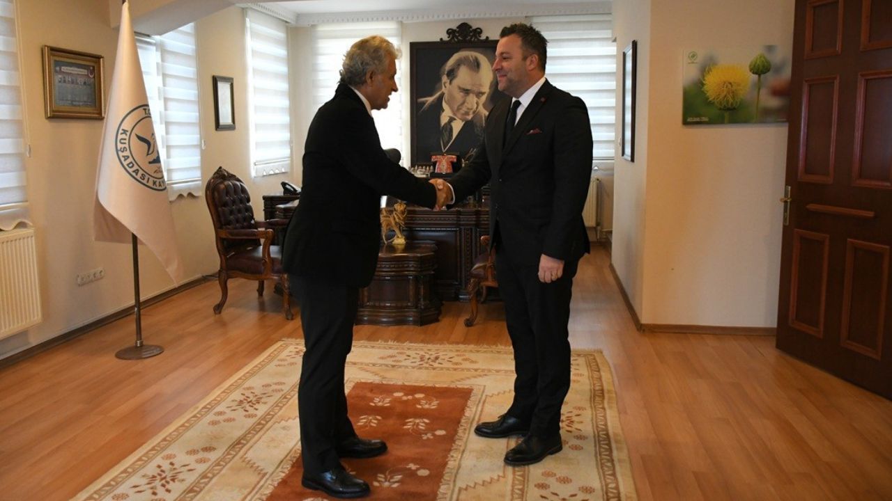 Kuşadası’nda 29 Ekim’e Damga Vuran Gösteri 2