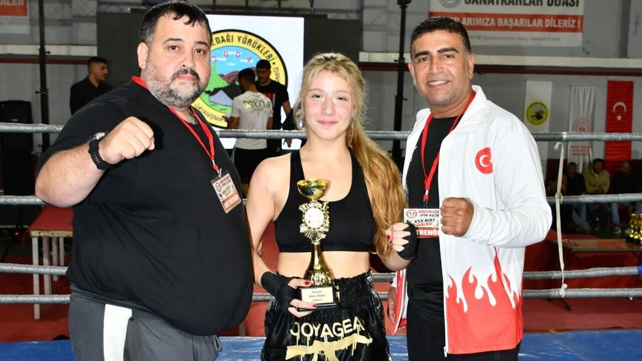 Sökeli Defne Gül, Uşak'tan kupayla döndü