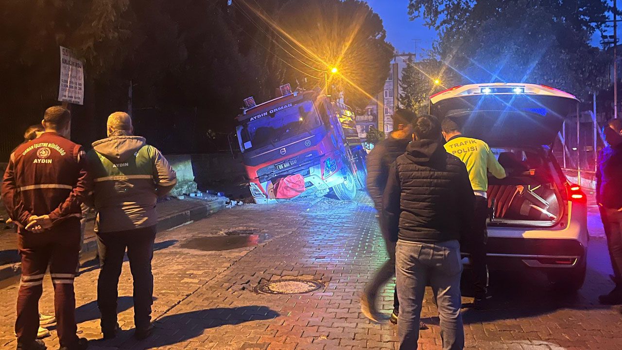 Aydın’da yol çöktü! Arazöz yan yattı